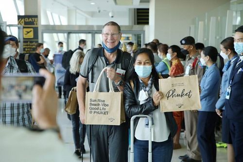 นักท่องเที่ยว ‘Test & Go’ กลุ่มแรกเดินทางถึงสนามบินภูเก็ต 1 พ.ย. 2564 ภาพ : ท่าอากาศยานภูเก็ต
