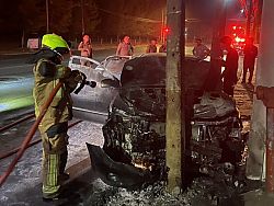 หนุ่มควบเก๋งชนเสาไฟฟ้าเพลิงลุกไหม้รถยนต์เสียหาย