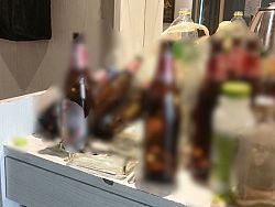 หนุ่มชาวต่างชาตินอนเสียชีวิตในห้องโรงแรม พบขวดเหล้าเบียร์เปล่าจำนวนมาก