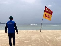 นทท.อุซเบกิสสถานฝ่าธงแดงลงเล่นน้ำได้ไม่ถึง 5 นาที จมทะเลหาดกะตะน้อยเสียชีวิต