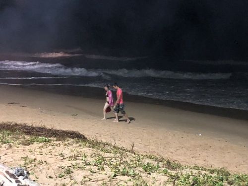 หลังเวลา 22.00 น. ยังมีนักท่องเที่ยวเดินตามชายหาดในหาน ภาพ เทศบาลตำบลราไวย์