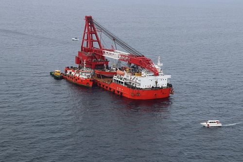 เรือเครนฮงบังจากสิงคโปร์จอดลอยลำอยู่เหนือจุดฟีนิกซ์จมสู่ก้นทะเล ภาพ ส.ปชส.ภูเก็ต