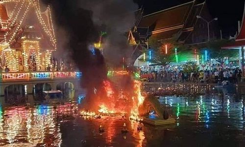ไฟไหม้ลุกท่วมพญานาคกลางน้ำ คืนวันลอยกระทง ภาพ โพสต์ทูเดย์