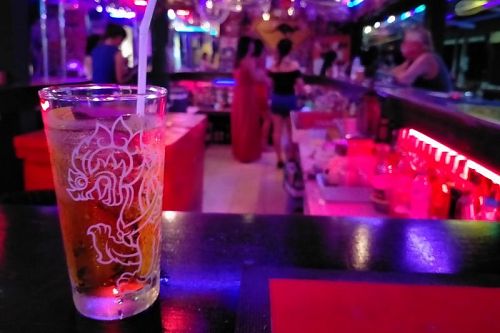 เครื่องดื่มชูกำลังบนเคาน์เตอร์บาร์บางลา ภาพ: The Phuket News