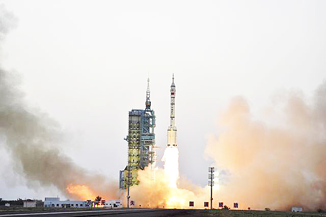 จีนส่งยานอวกาศเสินโจว-11 สู่วงโคจร สำเร็จแล้ว เดินหน้าสร้างสถานีอวกาศ
