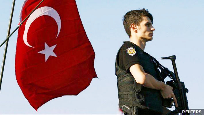 ตุรกีพักงานตำรวจ 13,000 นาย ฐานพัวพันเหตุพยายามก่อรัฐประหาร