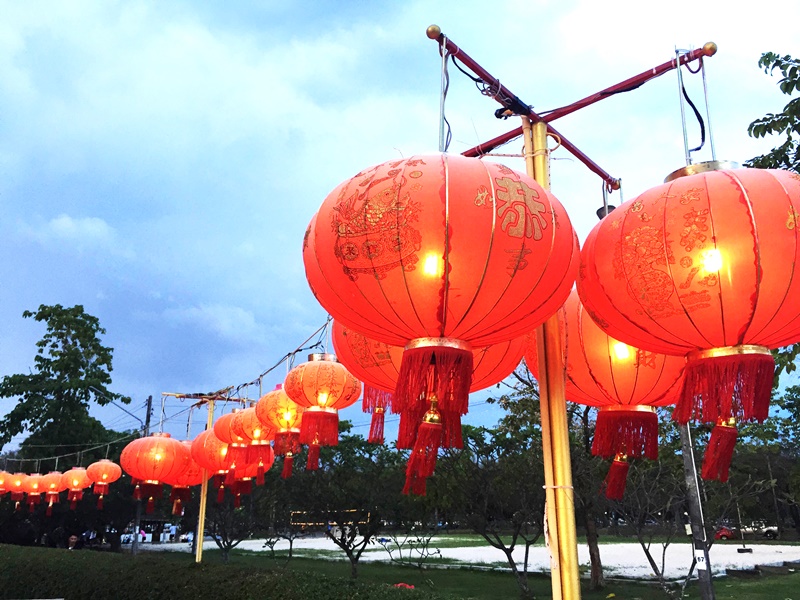 การประดับประดาโคมไฟในช่วงเทศกาลตรุษจีน