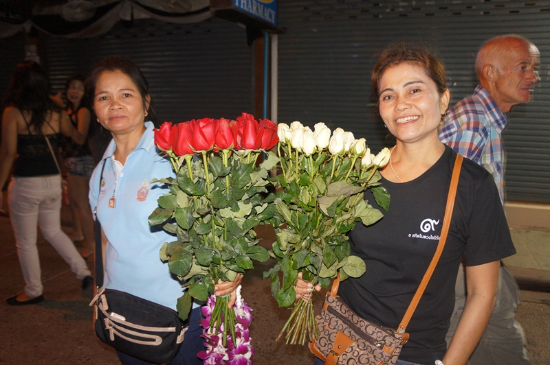 แม่ค้าขายดอกไม้แม้ได้รับผลกระทบแต่ยังยิ้มได้ ภาพ จุฑารัตน์ เปลรินทร์