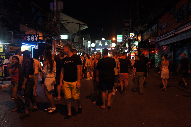 นักท่องเที่ยวภายในถนนบางลาหลัง 1.00 น. ภาพ จุฑารัตน์ เปลรินทร์