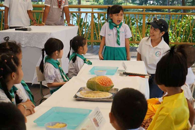 เด็กๆมีความสุขกับผลไม้แกะสลักที่อยู่ตรงหน้าและสนุกไปกับบรรยากาศในงาน ภาพ ธัญลักษณ์ สากูต