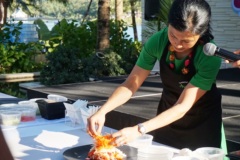 คุณออดรา ครีเอทีฟเชฟกำลังสาธิตวิธีทำอาหารแสนอร่อยในงานแถลงข่าว ภาพ ธัญลักษณ์ สากูต