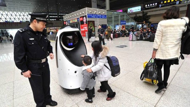 จีนปล่อยหุ่นยนต์ตำรวจลาดตระเวนในสถานีรถไฟเจิ้งโจว