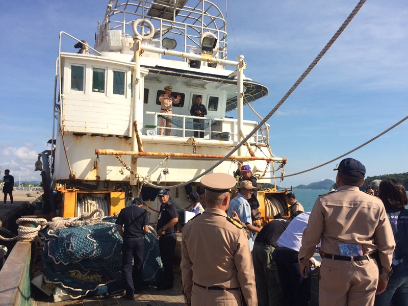 เจ้าหน้าที่ร่วมกันตรวจสอบเรือต้องสงสัยทำผิดกฎหมาย IUU ที่ท่าเรือน้ำลึก