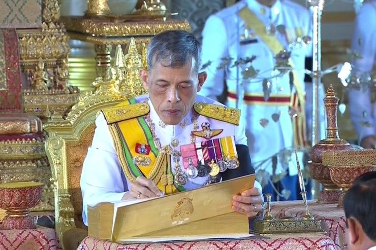 สมเด็จพระเจ้าอยู่หัวทรงลงพระปรมาภิไธยประกาศใช้รัฐธรรมนูญ 60