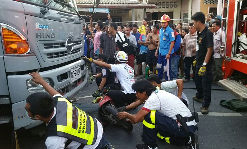 แสนเศร้า! ญาตินำศพ 2 นักศึกษาบำเพ็ญกุศลที่บ้านเกิด เพื่อนร่วมอาลัย