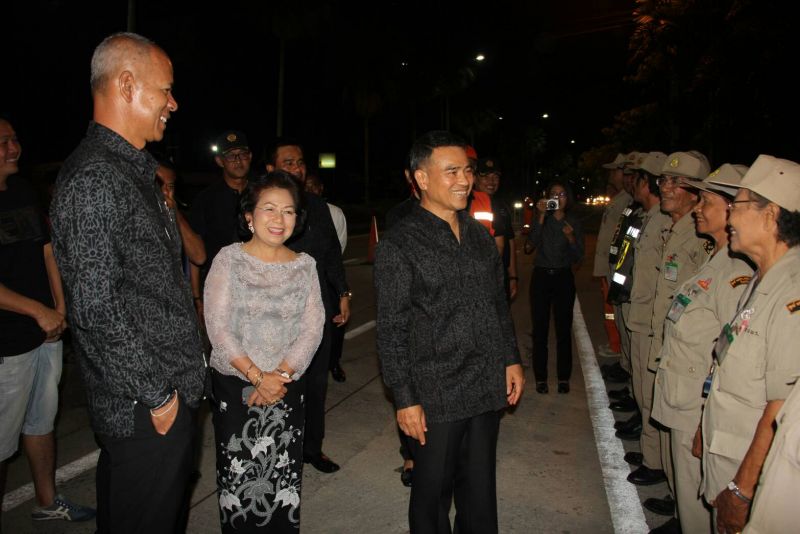 พ่อเมืองภูเก็ตลงพื้นที่ตรวจเยี่ยมจุดตรวจในช่วงเทศกาลสงกรานต์ เพื่อให้กำลังใจแก่เจ้าหน้าที่ผู้ปฏิบัติงาน ภาพ ปชส. ภก.