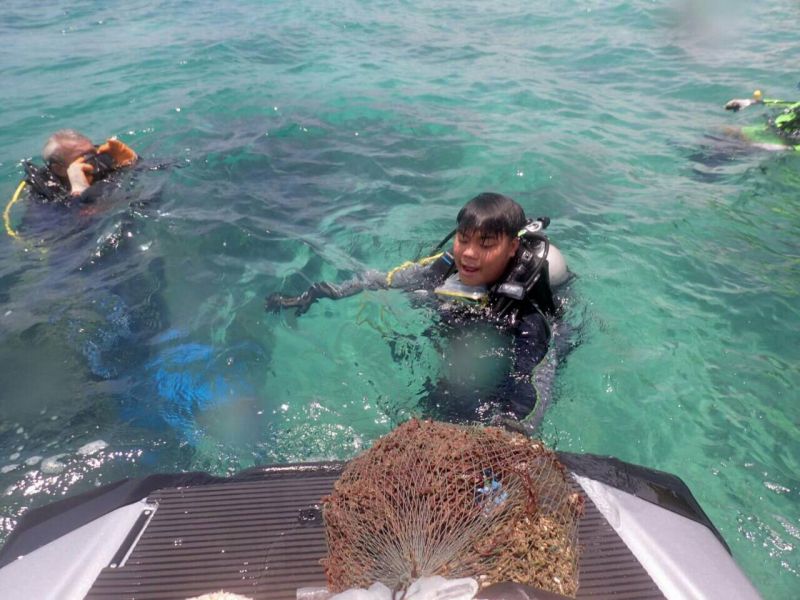 สบทช.6 ร่วมกับอาสาสมัครนักดำน้ำเก็บขยะชายหาดเเละในทะเลเกาะไข่ ได้ขยะ 133 กก.