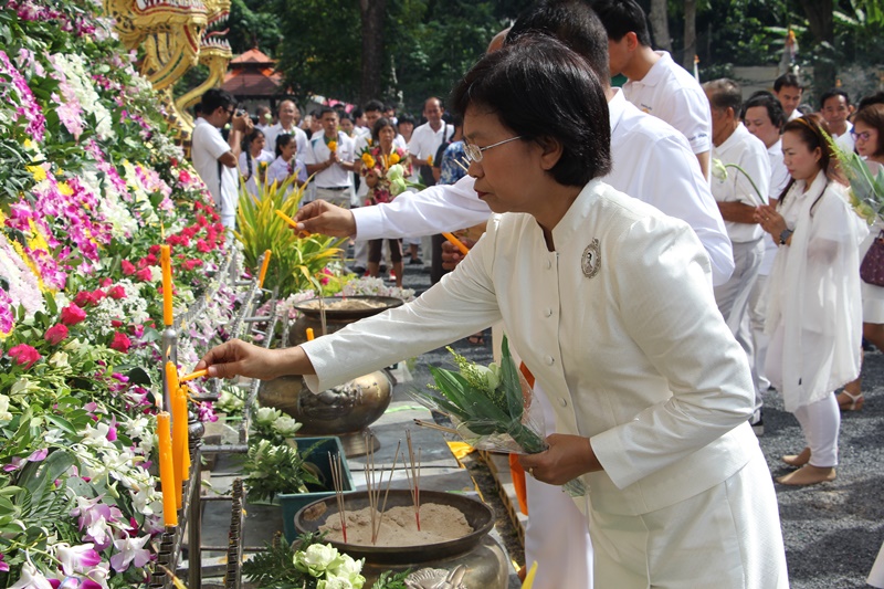 นางศิวพรฉั่วสวัสดิ์ รองผู้ว่าราชการจังหวัดภูเก็ต เป็นประธานในกิจกรรมฯ ที่วัดวิชิตสังฆาราม ภาพ ปชส. ภูเก็ต