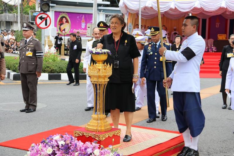 สมเด็จพระเทพรัตนราชสุดาสยามบรมราชกุมารี เสด็จพระราชดำเนินทรงเปิดแพรคลุมป้ายชื่อพิพิธภัณฑ์เพอรานากันนิทัศน์ ภาพ ปชส. ภูเก็ต