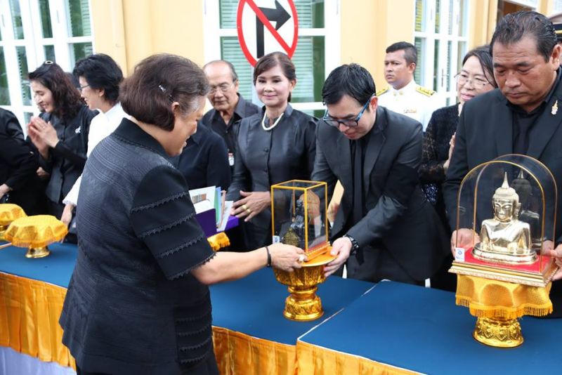 สมเด็จพระเทพรัตนราชสุดาสยามบรมราชกุมารี เสด็จพระราชดำเนินทรงเปิดแพรคลุมป้ายชื่อพิพิธภัณฑ์เพอรานากันนิทัศน์ ภาพ ปชส. ภูเก็ต