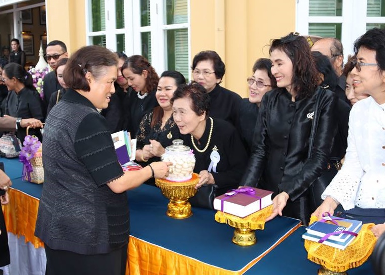 สมเด็จพระเทพรัตนราชสุดาสยามบรมราชกุมารี เสด็จพระราชดำเนินทรงเปิดแพรคลุมป้ายชื่อพิพิธภัณฑ์เพอรานากันนิทัศน์ ภาพ ปชส. ภูเก็ต