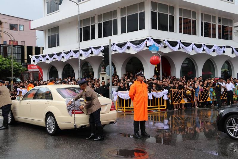 สมเด็จพระเทพรัตนราชสุดาสยามบรมราชกุมารี เสด็จพระราชดำเนินทรงเปิดแพรคลุมป้ายชื่อพิพิธภัณฑ์เพอรานากันนิทัศน์ ภาพ ปชส. ภูเก็ต