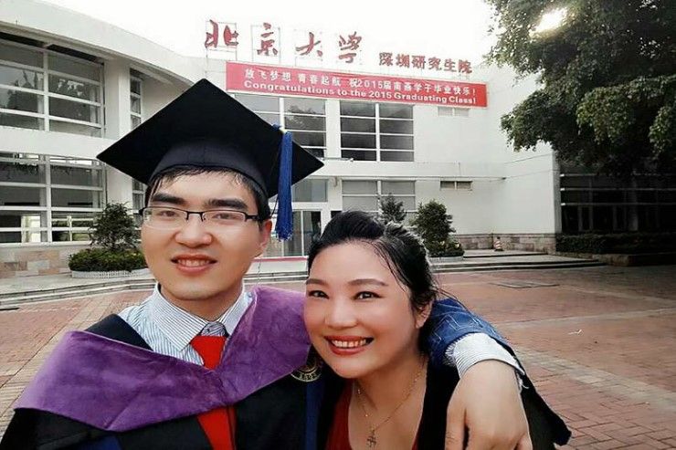 แม่ชาวจีนไม่ท้อโชคชะตา เลี้ยงดูลูกชายพิการทางสมองจนเข้าฮาร์วาร์ด