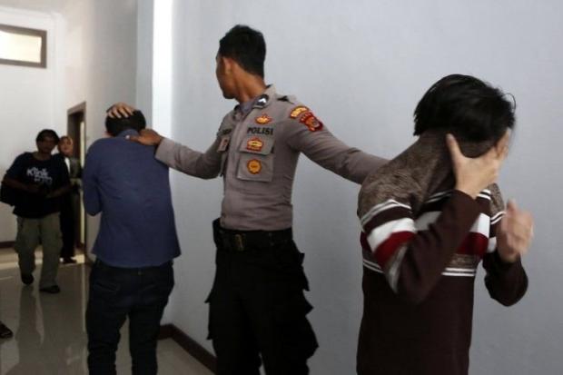 ศาลชารีอะห์ลงโทษ 2 ชายรักชายอินโดฯ โบยต่อหน้าสาธารณชน