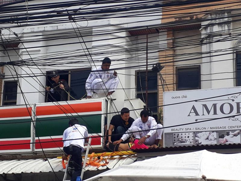 หวิดดับ! หนุ่มช่างถูกไฟช็อตขณะปีนซ่อมป้ายโฆษณาพลาดเหยียบสายไฟร้านสะดวกซื้อ