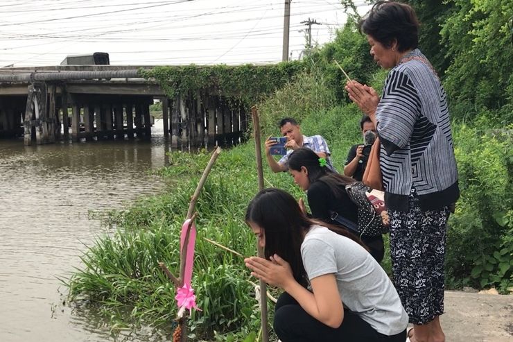 ปู่ย่าน้องรุ้งรับศพหลานสาวกลับบ้านเกิด
