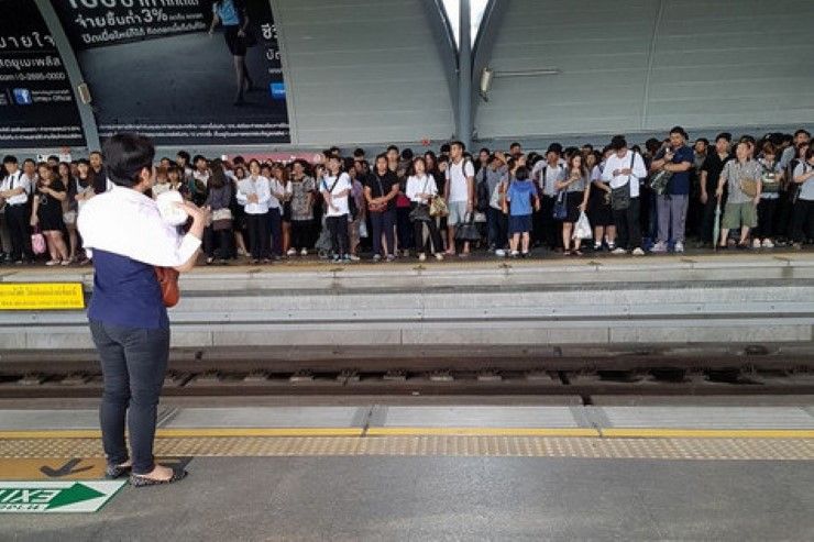 สาวพลัดตกรางรถไฟแอร์พอร์ตลิงก์สถานีทับช้าง เสียชีวิต