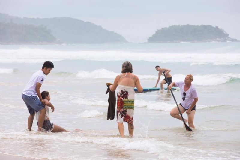 ชื่นชมความกล้าหาญ สาวหล่อออสซี่ พุ่งตัวช่วยหนุ่ม-สาวจมน้ำที่หาดกะรน