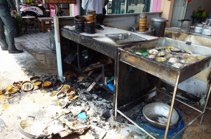 สายแก๊สร้านติ่มซำรั่วไฟลุกไหม้ เจ้าของร้านถูกไฟลวกเเขน รถเสียหาย 2 คัน