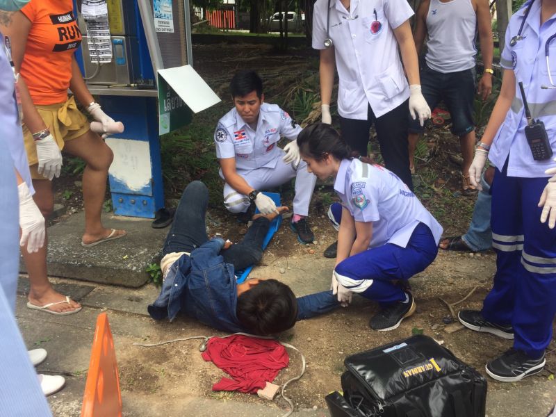 หนุ่มรับเหมาติดตั้งกล้อง CCTV ดวงซวย ปีนเสาติดตั้งแต่พลาดจับโดนสายไฟรั่ว ถูกไฟดูดก่อนตกกระแทกพื้นขาหัก
