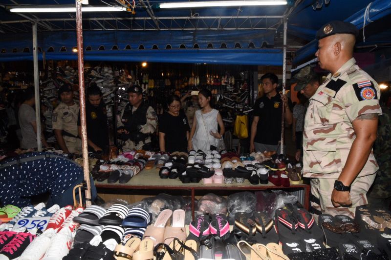 ตรวจยึดสินค้าละเมิดฯตลาดท้ายรถเกือบ 500 ชิ้นมูลค่ากว่า 5 แสนบาท