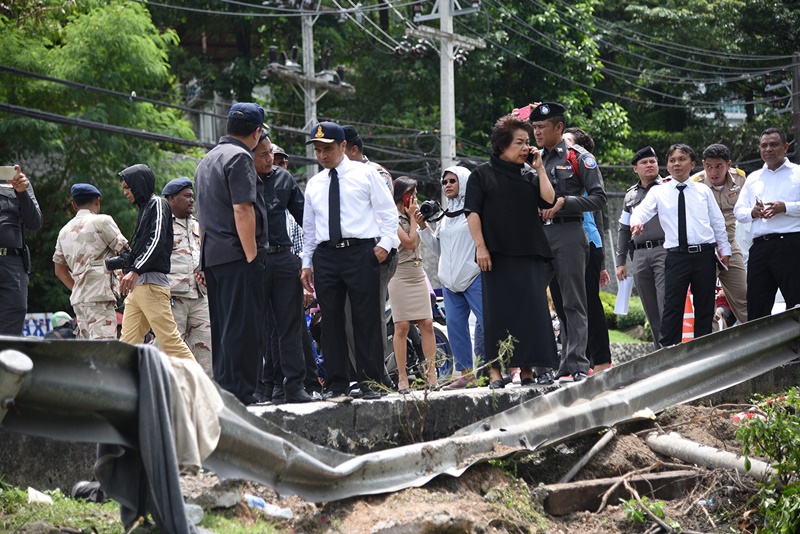 พ่อเมืองลงพื้นที่ตรวจสอบจุดเกิดอุบัติเหตุเขาป่าตอง วางแผนสร้างจุดเบี่ยงเพื่อชะลอความเร็วรถ 3 จุด เรียกความมั่นใจประชาชน