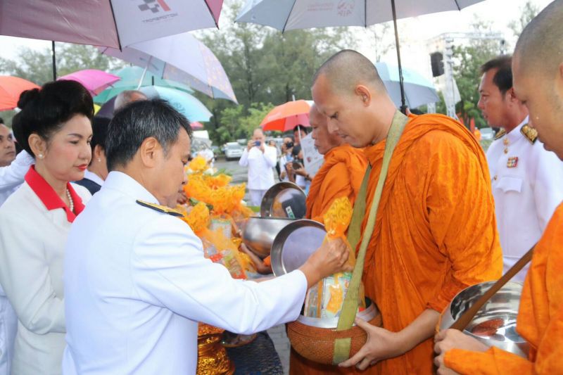 จังหวัดภูเก็ต ทำบุญตักบาตร ข้าวสาร อาหารแห้งถวายเป็นพระราชกุศล ท่ามกลางสายฝน