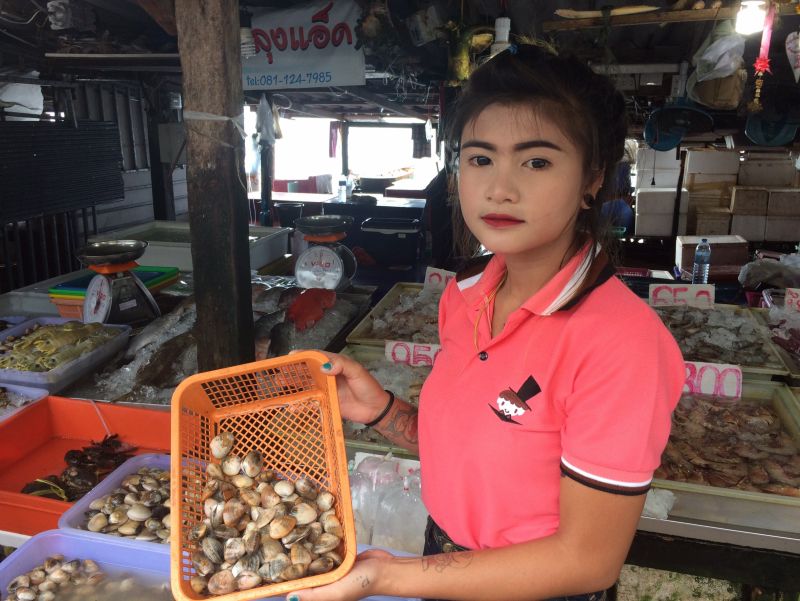 เจ้าของแผงปลาหาดราไวย์ ยืนยันไม่ได้ยัดหินถ่วงนำหนักเอาเปรียบผู้บริโภค