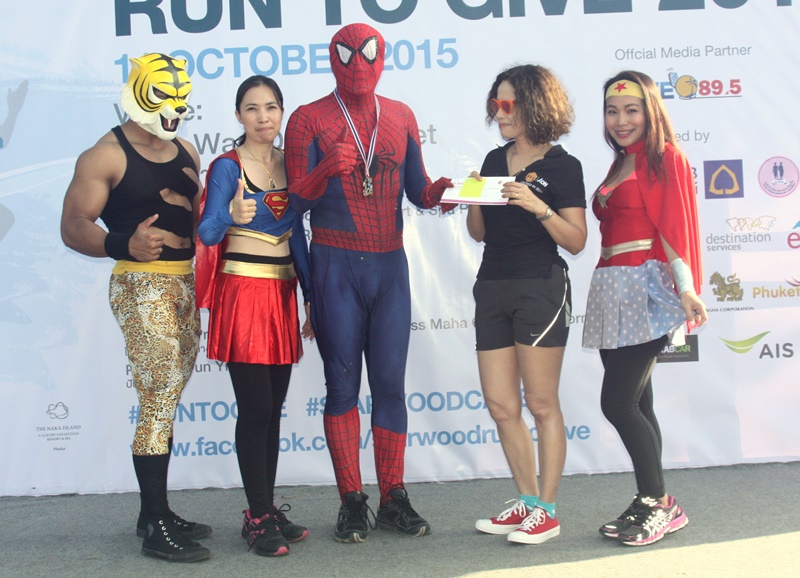 รางวัลเครื่องแต่งกาย Run to Give 2015 แฟ้มภาพ The Phuket News