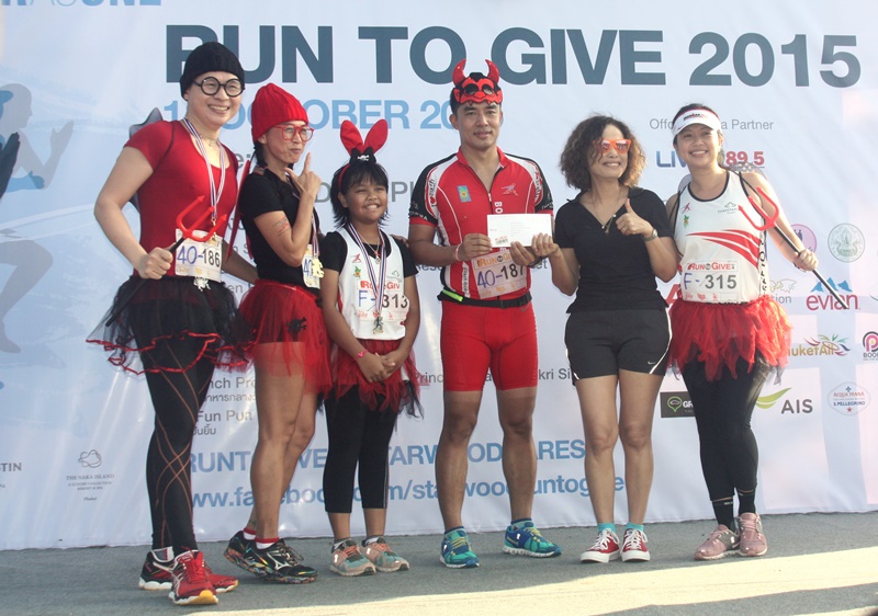 รางวัลเครื่องแต่งกาย Run to Give 2015 แฟ้มภาพ The Phuket News