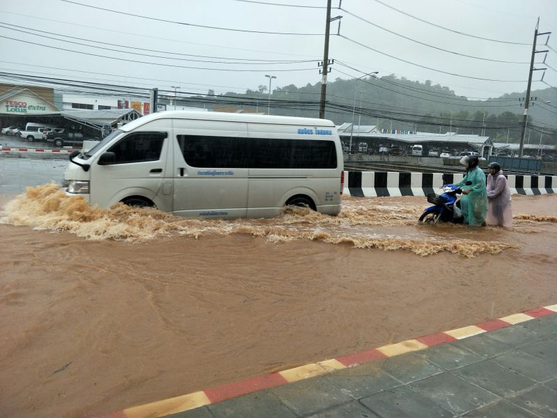 สามแยกโลตัสสามกองเวลาประมาณ 11.00 น. ภาพ จุฑารัตน์ เปลรินทร์