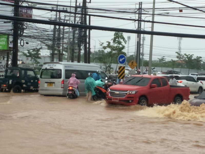 สามแยกโลตัสสามกอง เวลาประมาณ 11.00 น. ภาพ จุฑารัตน์ เปลรินทร์