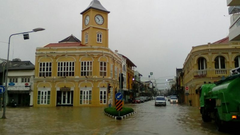 ภูเก็ตน้ำท่วมขังหลายพื้นที่ หลังฝนตกหนักติดต่อกันหลายชั่วโมง