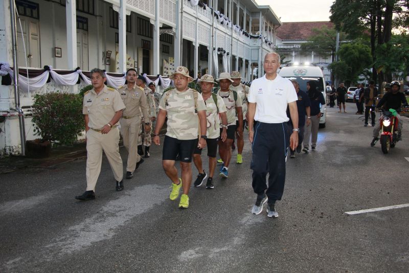 3 อส. ภูเก็ตเดินเท้าเพื่อแสดงความอาลัยในวันพระราชพิธีถวายพระเพลิงพระบรมศพพระบาทสมเด็จพระปรมินทรมหาภูมิพลอดุลยเดช