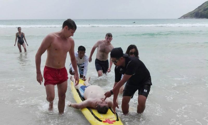 ฮีโร่ชาวรัสเซียเข้าช่วยเหลือหนุ่มจีนเป็นตะคริวในน้ำหาดในหาน