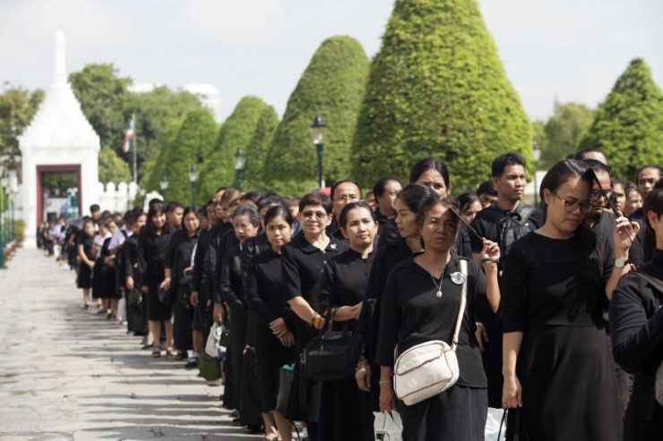 ประชาชนกว่าแสนคนกราบพระบรมศพวันสุดท้าย 5 ต.ค.