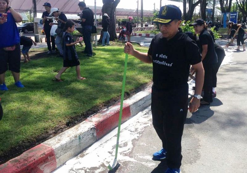 พ่อเมืองนำจิตอาสาเราทำความดีด้วยหัวใจชาวภูเก็ต กว่า 1,000 คน ทำความสะอาดสถานที่ก่อสร้างพระเมรุมาศจำลอง