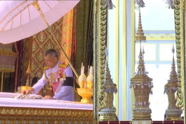 สมเด็จพระเจ้าอยู่หัวเสด็จฯเก็บพระบรมอัฐิที่พระเมรุมาศ