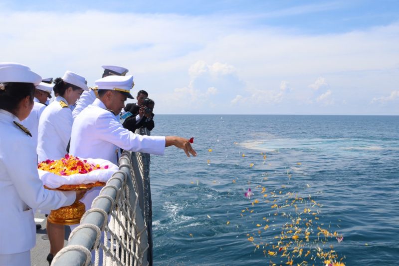 ภูเก็ตจัดพิธีบำเพ็ญกุศล พร้อมอัญเชิญเถ้าดอกไม้จันทน์ลงเรือหลวงนราธิวาส ไปลอยทะเลอันดามันอย่างยิ่งใหญ่สมพระเกียรติ