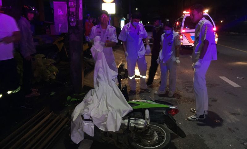 นทท.สาวคาดเป็นชาวจีนขับจยย.ชนเสาไฟฟ้าดับ